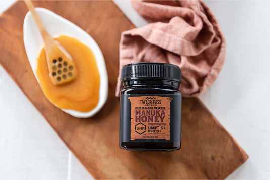 jar of manuka honey and small dish of honey