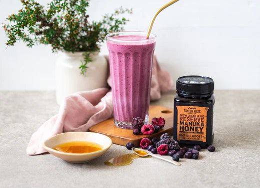 Manuka honey, smoothie and berries