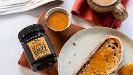Mānuka Honey vs Regular Honey: What’s the Real Difference?